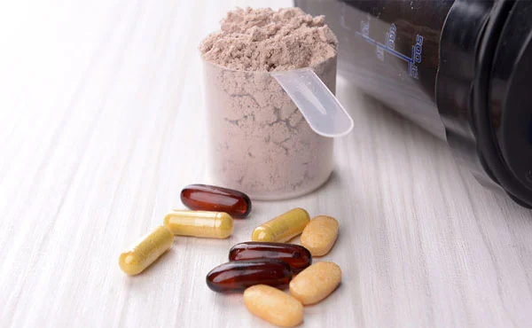 تصویری از پودر، قرص و کپسول‌های مکمل ورزشی